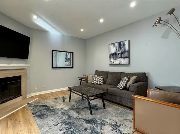 688 Indian Oak Ln Unit 102, Oak Park, CA 91377