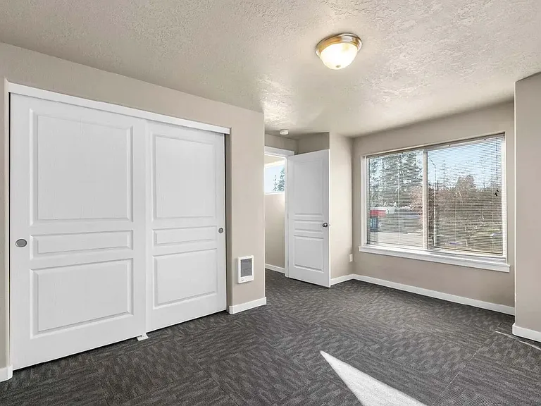 728 NW Newport Ave #2-D — Photo 6