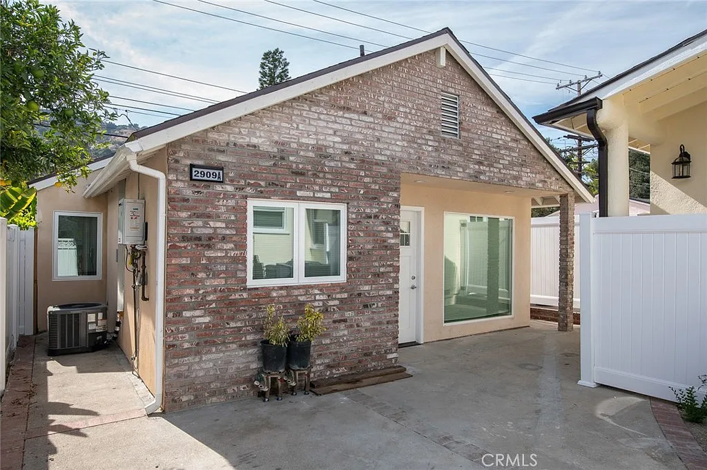2 bed, 900 sqft, $3,000 — Photo 1