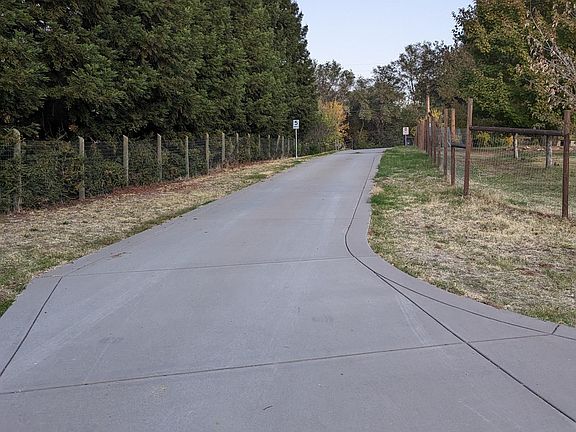 3rd image of 323 Uncle Joes Ln