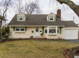 7 Amity Pl, Massapequa, NY 11758