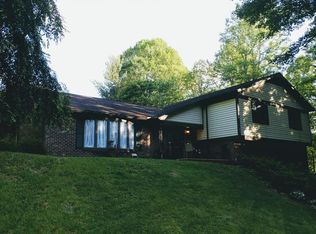 1603 Round Hill Rd, Oak Hill, WV 25901