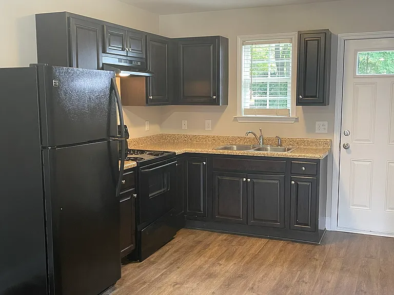 347 E Pine Ave — Photo 5