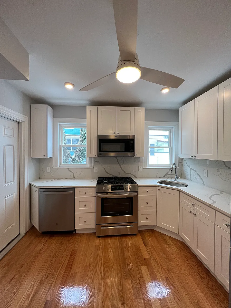 Building Photo - 11 Burnham St #2