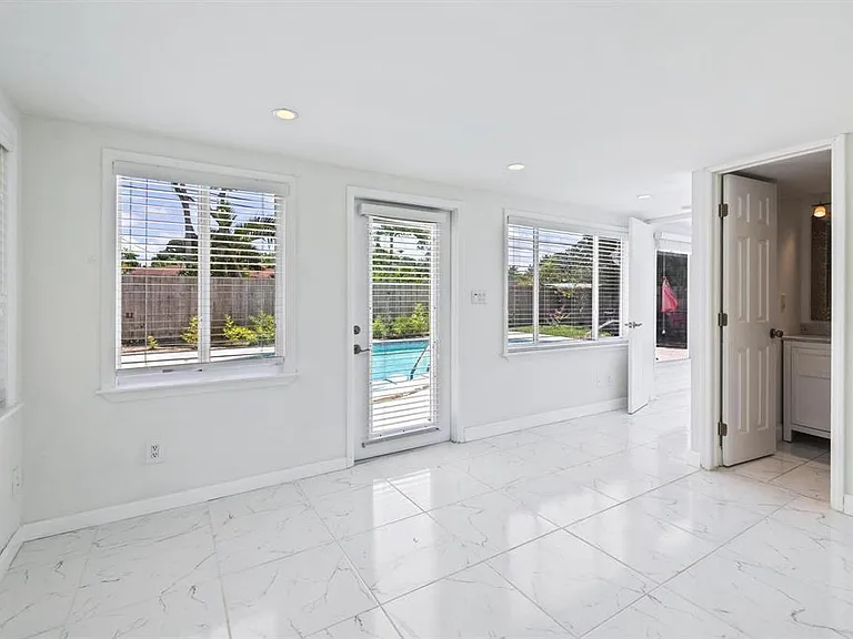 2440 SW 16th St — Photo 29