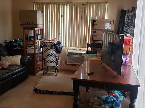 3rd image of 915 S Hawthorne Drive