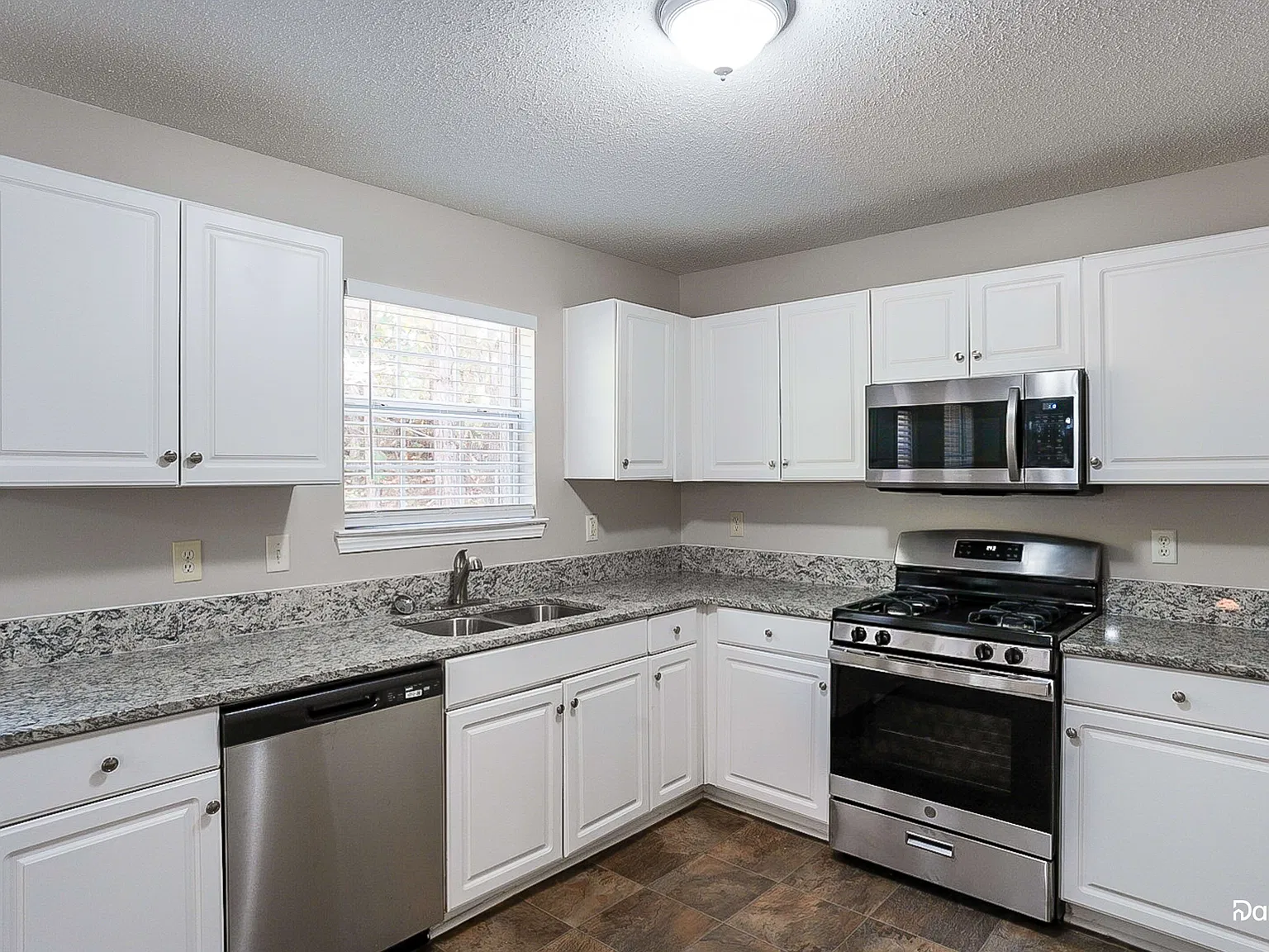 4 bed, 3.0 bath, 2588 sqft, $2,805 — Photo 2