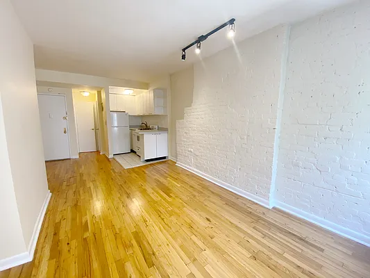 Rented by City Connections Realty | media 9