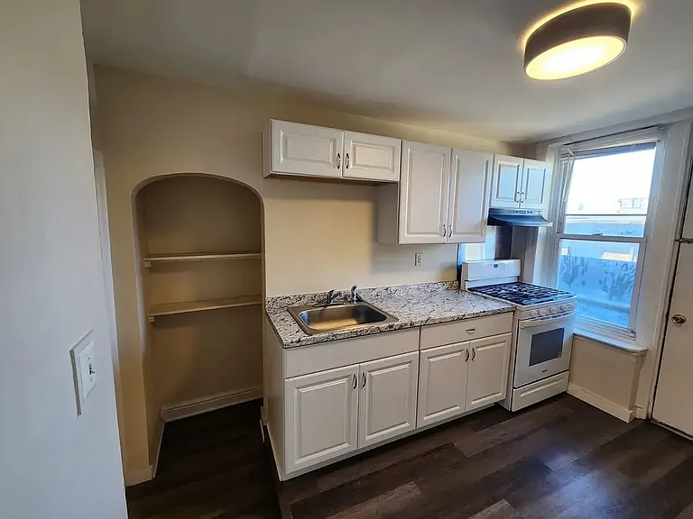 230 Cooper St — Photo 2