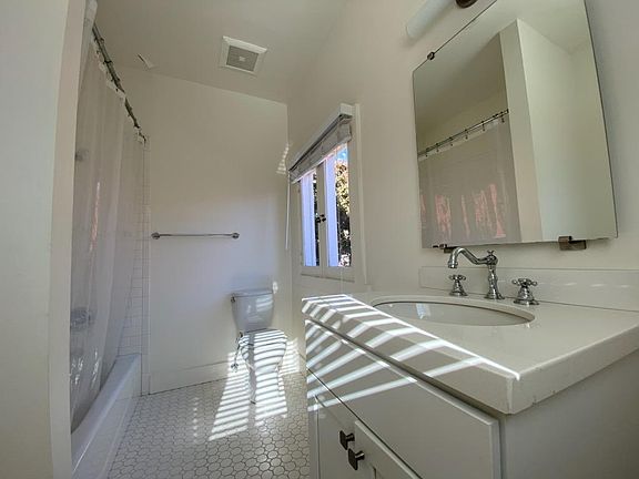 5th image of 1416 Garden St APT D