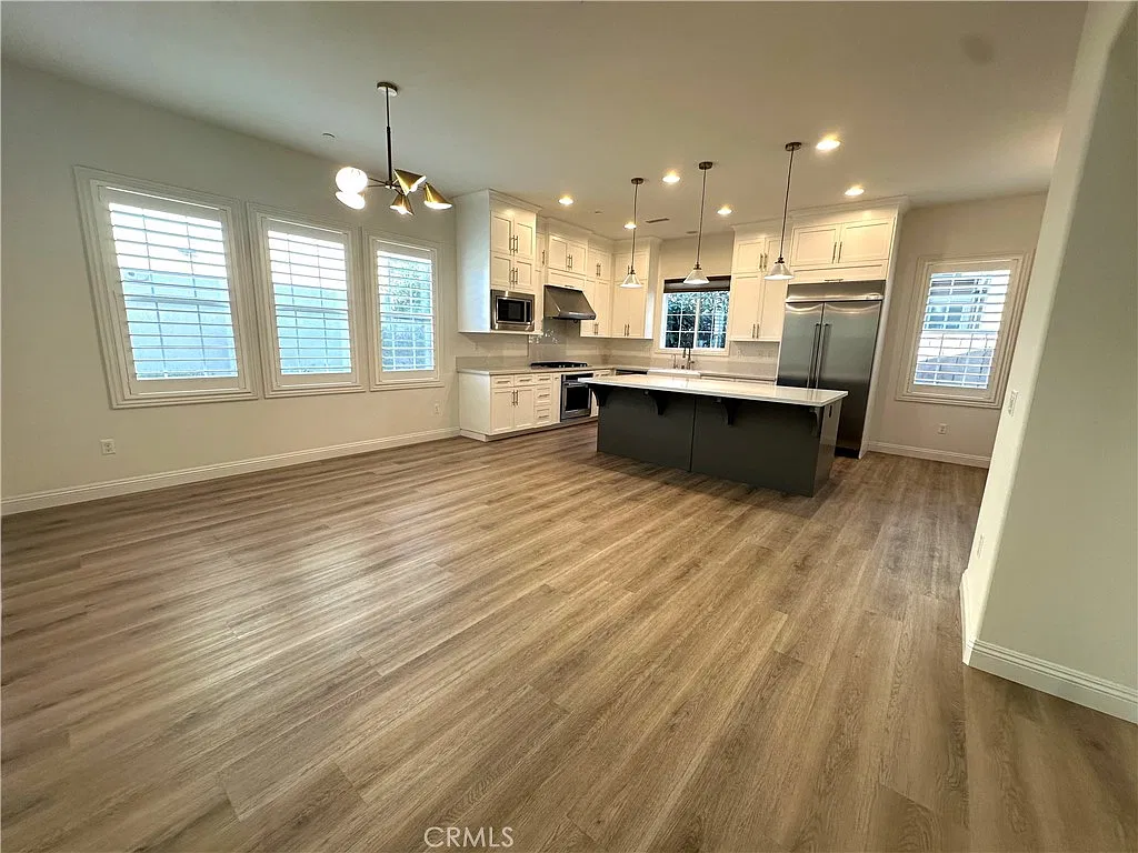 4 bed, 2322 sqft, $5,550 — Photo 4
