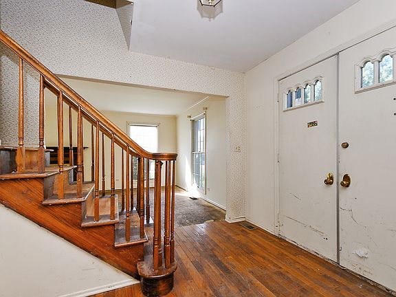 3rd image of 130 Westhampton Ct