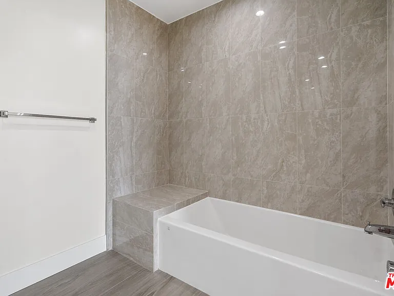 11042 La Maida St #202 — Photo 14