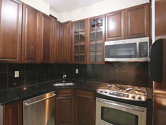 5th image of 661 Washington St APT 1RN
