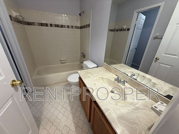 5th image of 3944 Versailles Dr #B
