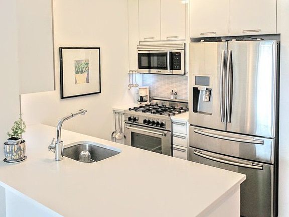 3rd image of 227 W 77th St APT 12B