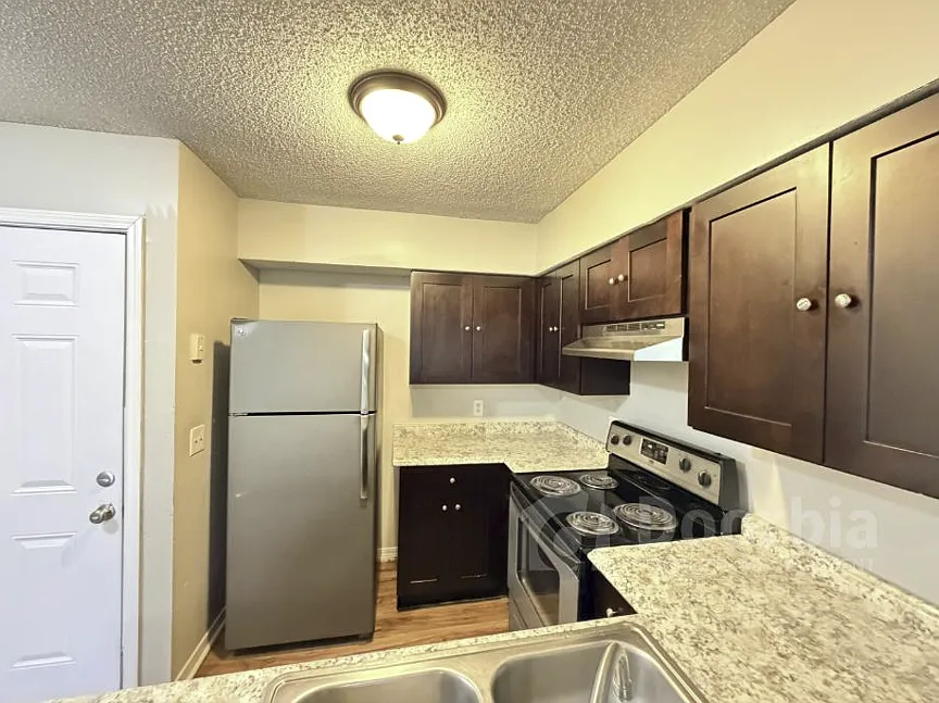 2 Bedroom, 2 Bathroom Upstairs Unit With A Balcony — Photo 3