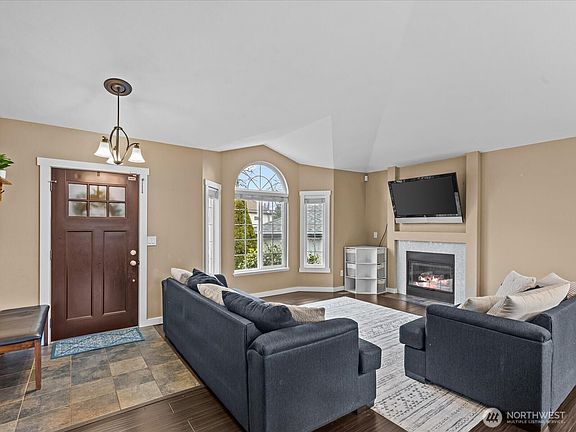 4th image of 9517 53rd Avenue NE
