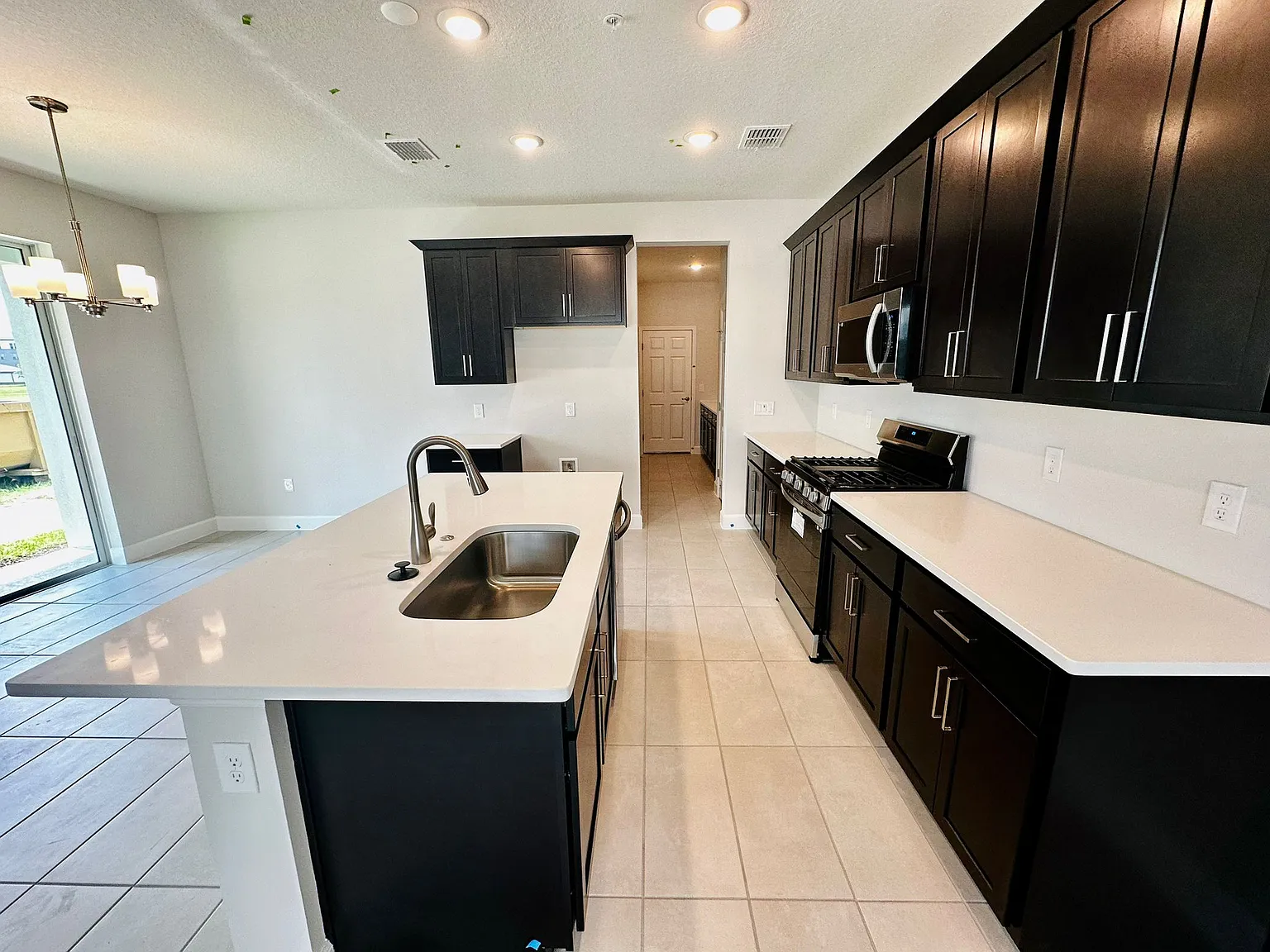4 bed, 2500 sqft, $2,750 — Photo 4