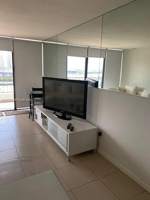 Venetia Condo — Photo 4