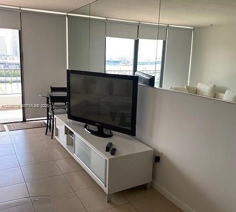 4th image of 555 NE 15th St APT 14H