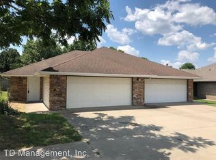 915 N Main St, Nixa, MO 65714