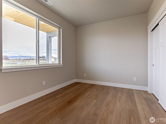 4th image of 404 E Heatherstone Court