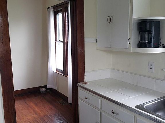 5th image of 1218 E Myrtle Ave