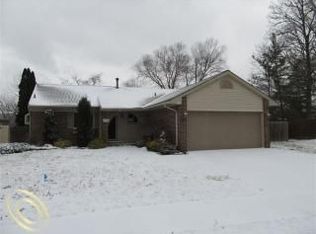 27738 White Oak Dr, Brownstown, MI 48183