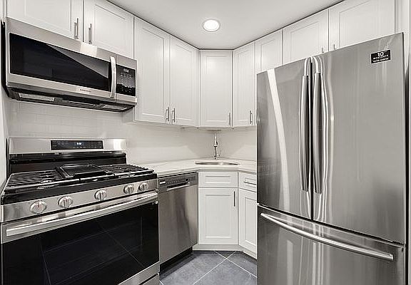 3rd image of 250 W 74th St #G