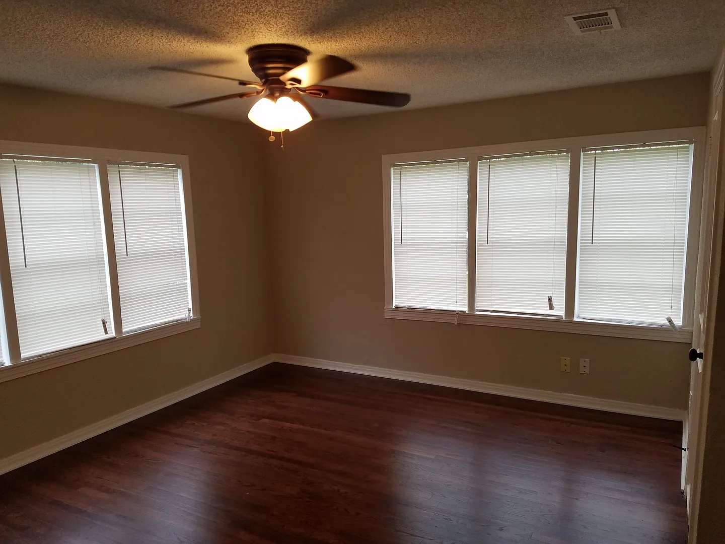 Charming 3 Bedroom 1 Bath in Ridglea Area! — Photo 3