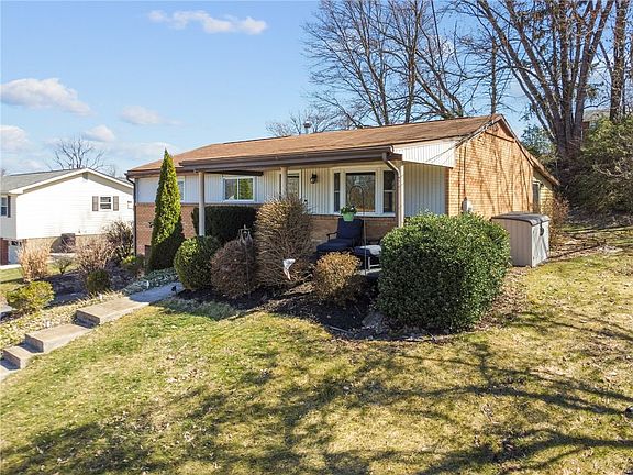 2nd image of 124 Carousel Dr