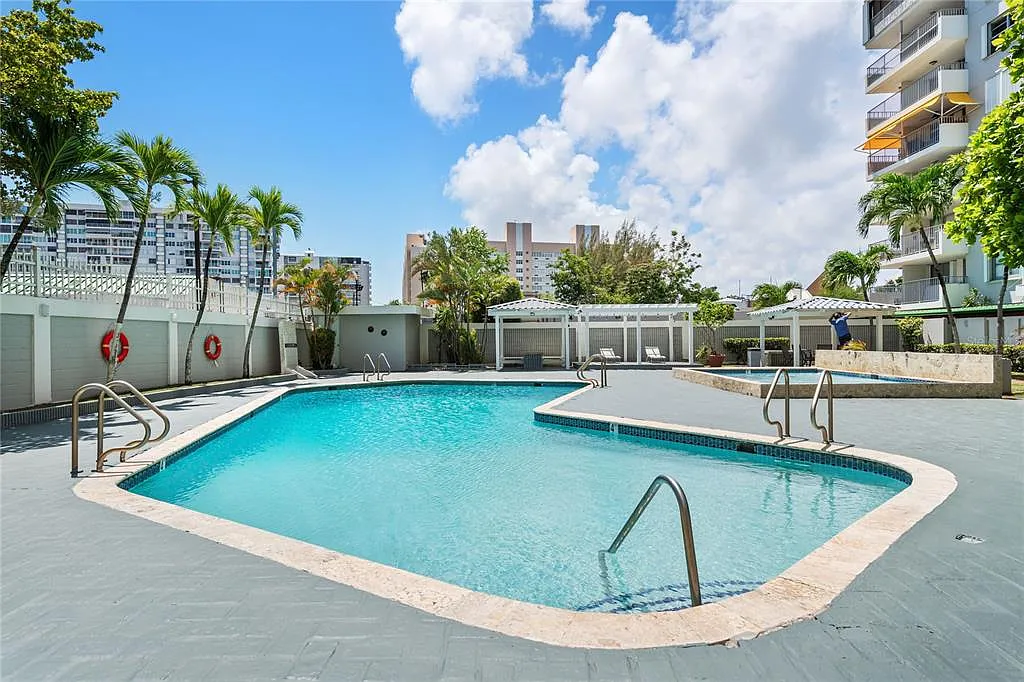 2 bed, 2.0 bath, 1121 sqft, $2,200 — Photo 2