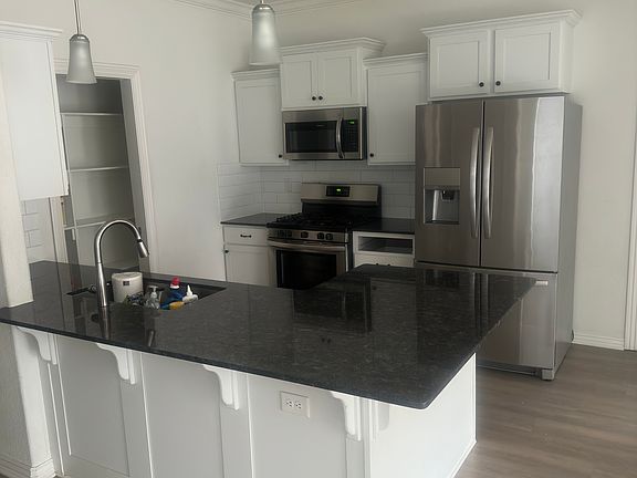 4th image of 1021 Lakeview Dr