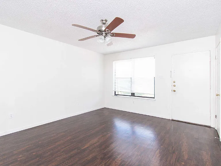 142 Wolf Rd #D — Photo 4