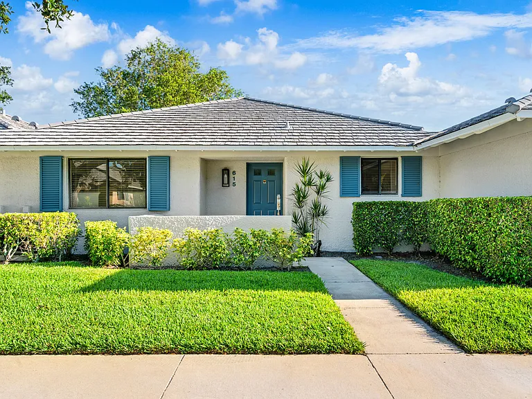 615 Club Dr — Photo 1