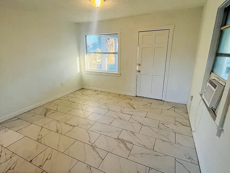 920 E Seneca Ave — Photo 11