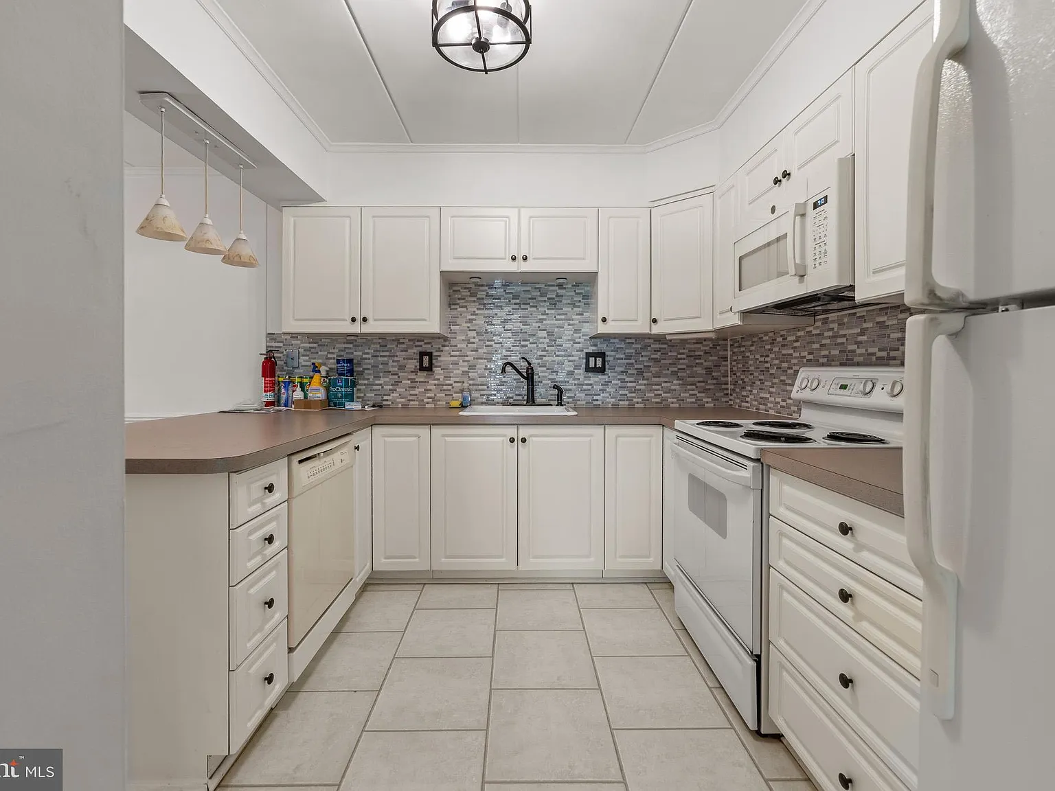 2 bed, 1.0 bath, 1166 sqft, $2,300 — Photo 3