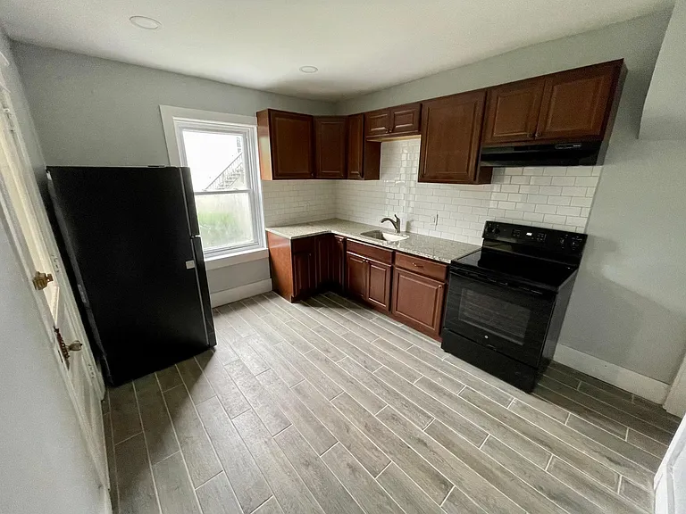 515 N Franklin St #DOWNSTAIRS — Photo 2