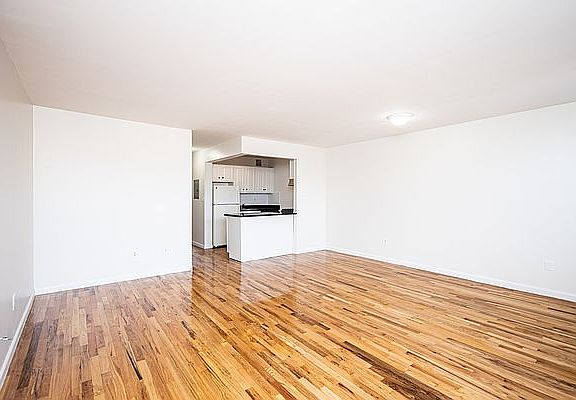 5th image of 119 Stanhope St Floor 3