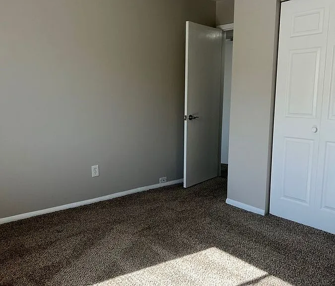 1081 Scarborough Ct #F5 — Photo 4