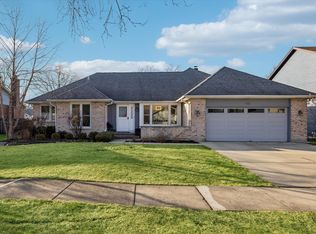 2010 N Oak Wood Dr, Arlington Heights, IL 60004