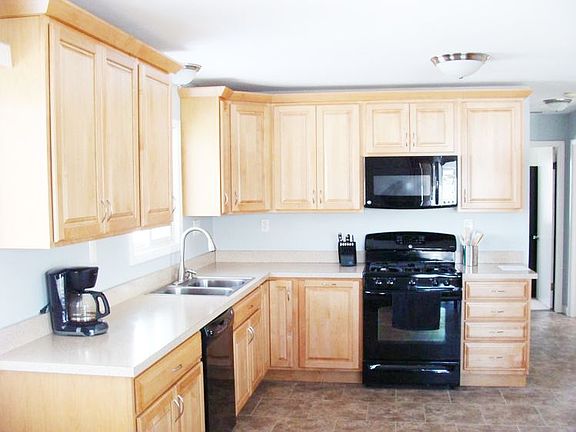 Brand new maple kitchen. Included dishwasher,microwave and stove