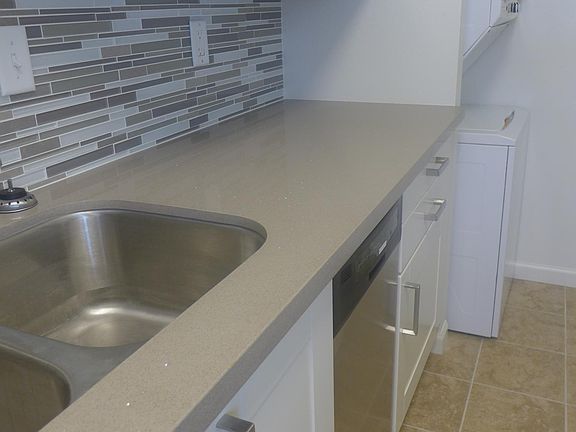 4th image of 2027 Front St APT 3