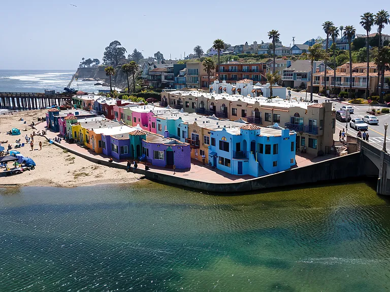 Capitola Venetian Apartments — Photo 1