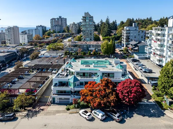 565 17th St #204, West Vancouver, BC V7V 3S9