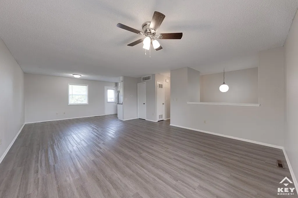 2 bed, 1.5 bath, 1145 sqft, $1,050 — Photo 3