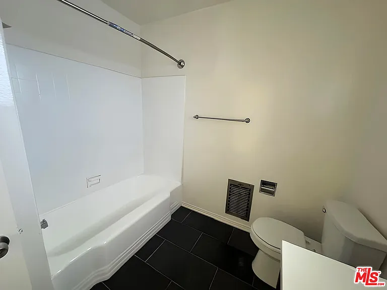 228 S Mariposa Ave #2 — Photo 20