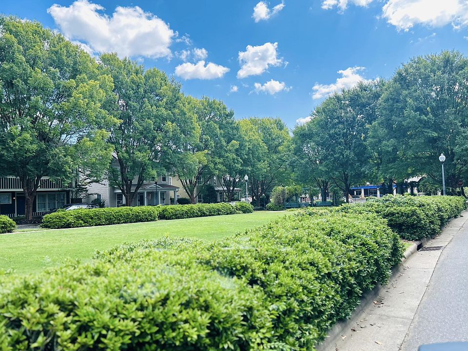 Neighborhood (very walk-able)