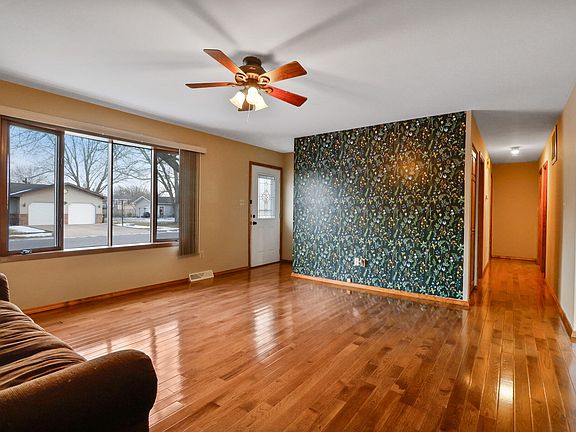 5th image of 3216 Evelyn St